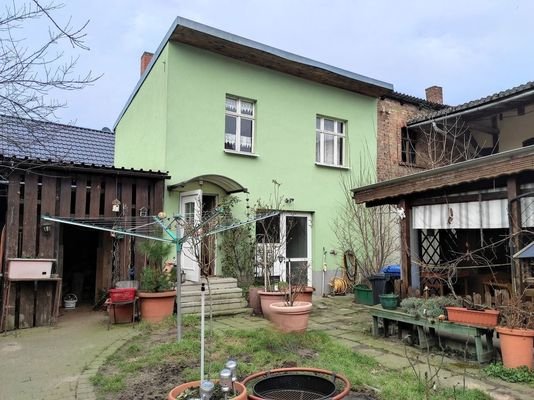 Nebengelass Nordseite mit Garage und Lager im OG