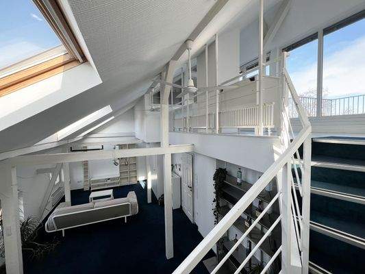 Wohnzimmer, Aufgang zur Galerie (3)