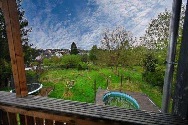 Blick vom Balkon in den Garten
