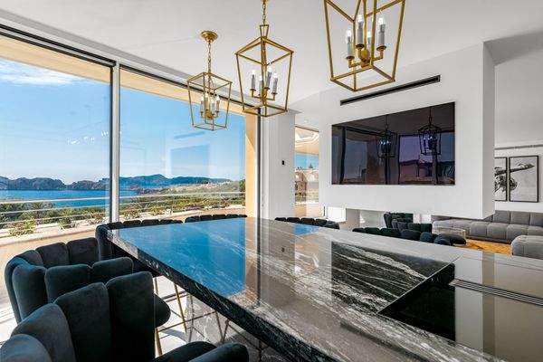 Elegante Küche mit Panoramafenstern