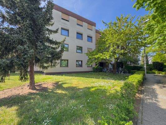 Verkehrsberuhigte Strasse vor dem Haus