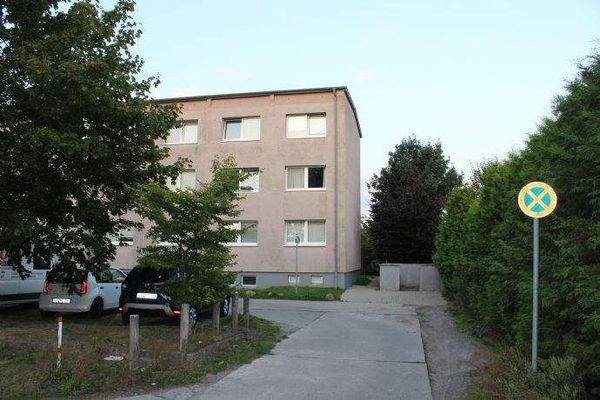 Strassenansicht - Mülltonnenbereich rechts