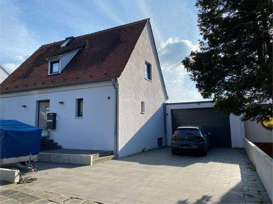 Hausansicht mit Garage rechts