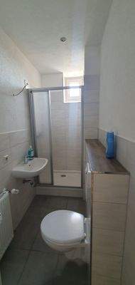 Bad mit Dusche und Fenster