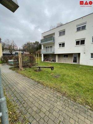 Spielplatz hinterm Haus