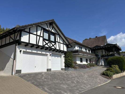 komplette Garagen- und Hausansichten mit Zufahrt