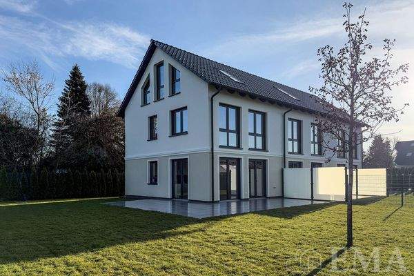 Blick vom Garten zum Haus