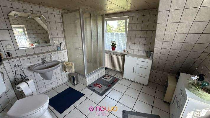Bad mit Dusche im OG