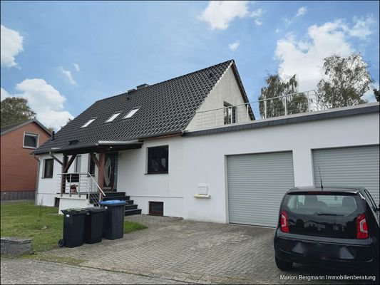 Hausansicht mit Blick zur Garage