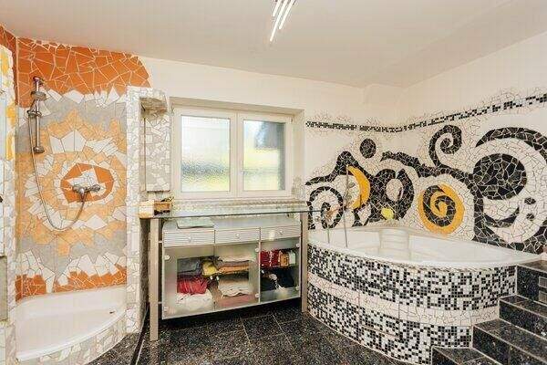 EG  Bad mit Dusche und Wanne