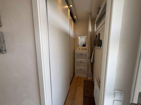 Zimmer mit Kleiderschrank