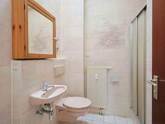 Helles Bad mit Dusche