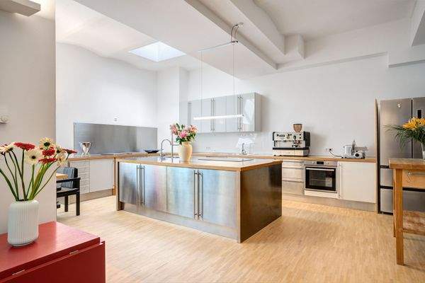 Perfekt zum Loftstil passende Edelstahl-Küche.