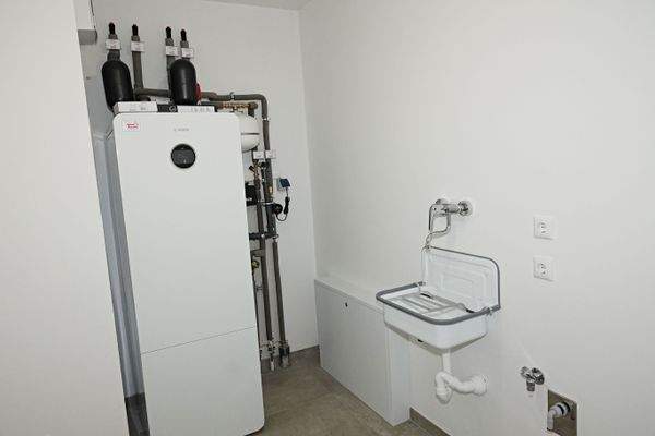 Hauswirtschaftsraum mit Waschmaschinenanschluss