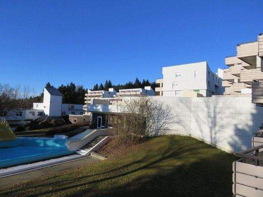 Blick vom Westbalkon zum Hallenbad 