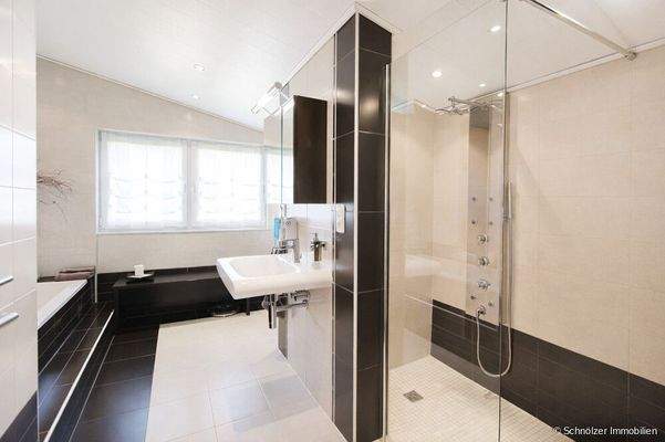 geräumiges Badezimmer OG