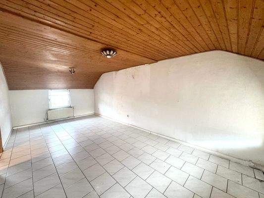 Zimmer  2 ( Durchgangszimmer Dachgeschoss