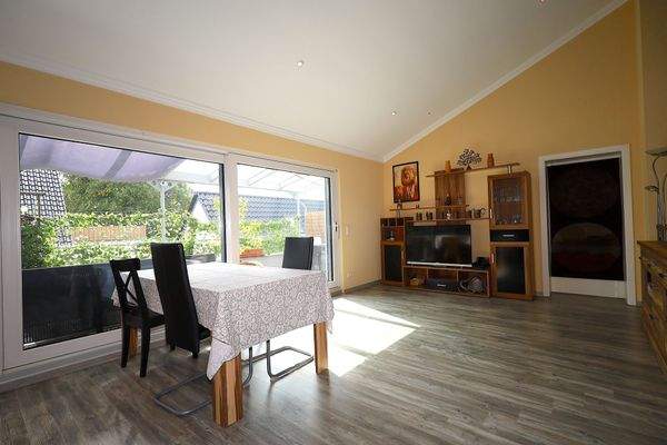 Wohnzimmer mit Zugang zum Balkon