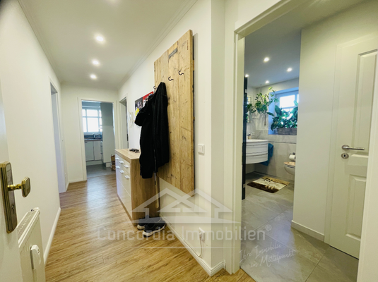 Diele mit Zugang Bad