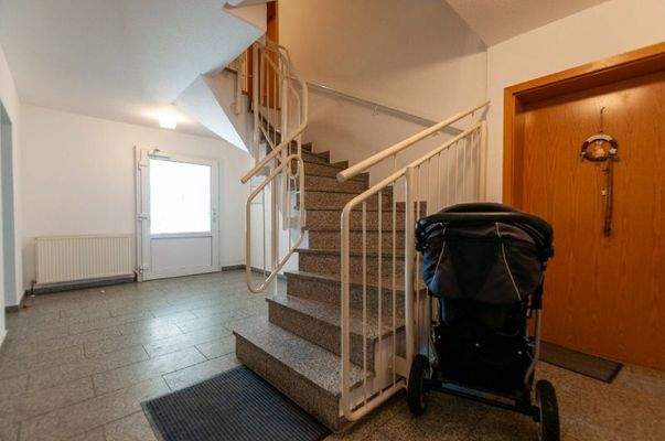 Treppenhaus Blickrichtung Haustür und Treppenaufgang