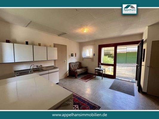 Küche mit Zugang zum Innenhof