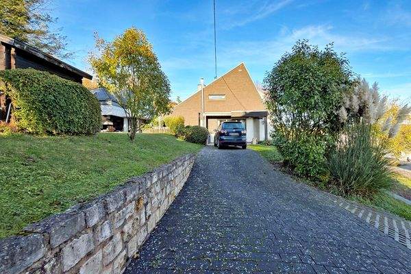 Auffahrt und Außenstellplatz vor der Terrasse