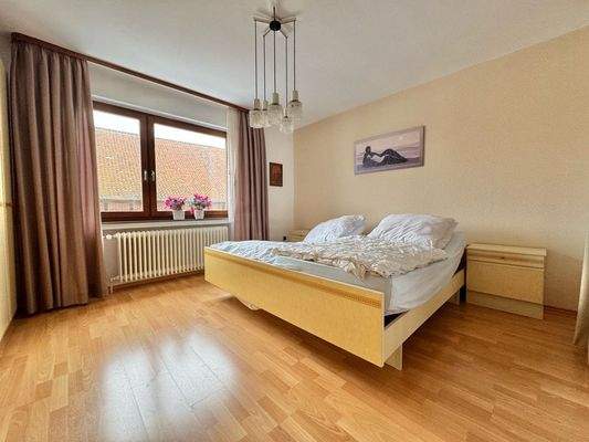 ... zum Schlafzimmer (EG).