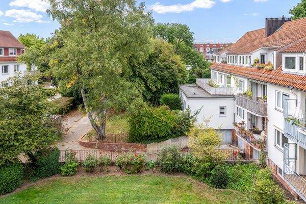 Blick vom Balkon in den Garten 