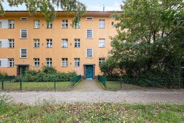 Gepflegter, moderner Eingang