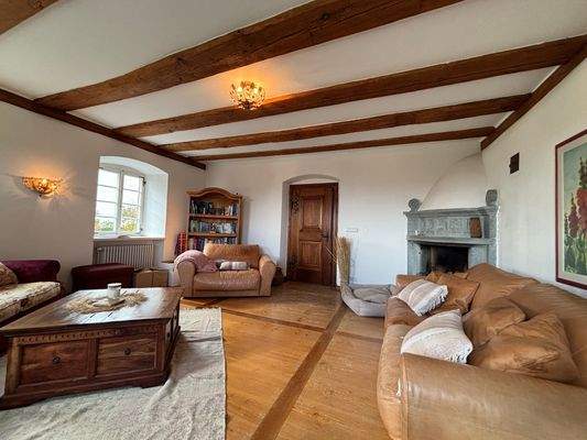 Wohnbereich mit Echtholzboden und offenem Kamin