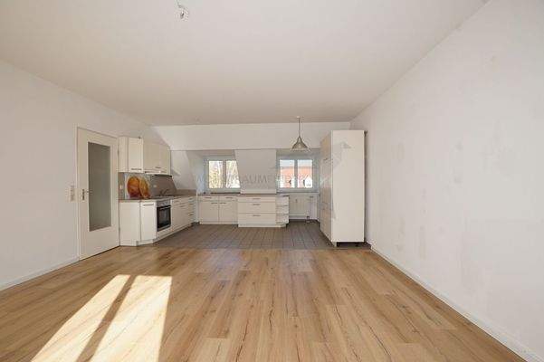 Wohnzimmer mit offener Küche und EBK