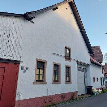 Einfahrt durch ein Rolltor in die Scheune