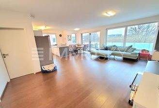 offener Wohn Ess Küchenbereich mit Dachterrassenausgang