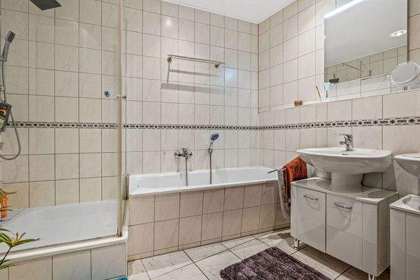 Dusch- Wannenbad der Wohnung E