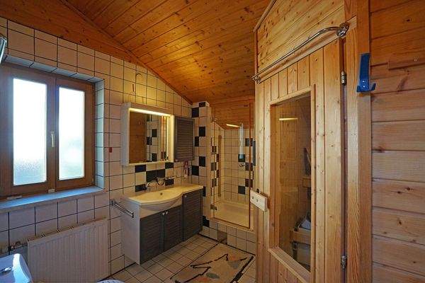 Badezimmer mit Sauna, Dusche und WC