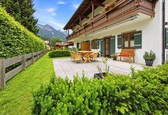 Alpenterrasse mit Bergblick und Garten