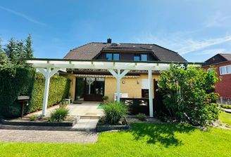 Rückansicht mit überdachter Terrasse