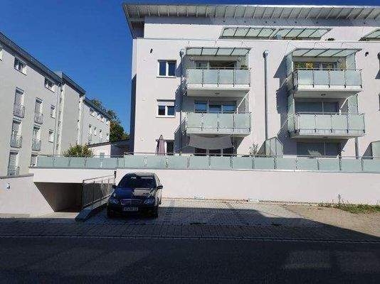 Tiefgarage- Einfahrt u. Stellplätze 1-3