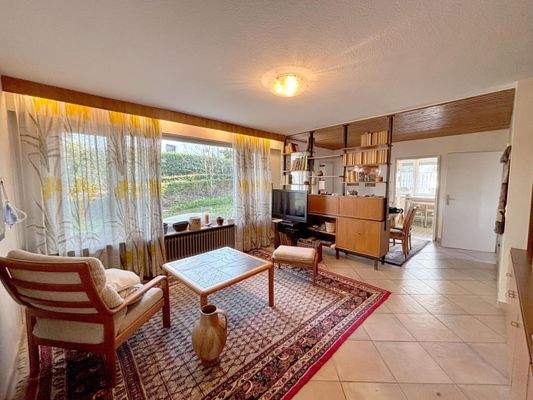 heller Wohn- und Essbereich im EG