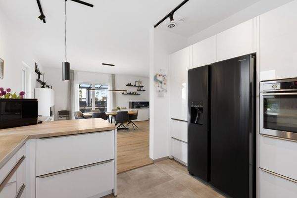 Blick aus der Küche ins Wohnzimmer