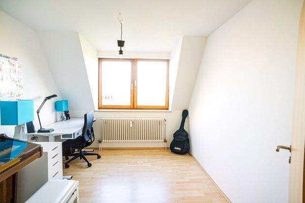 Büro / Kinderzimmer Unten