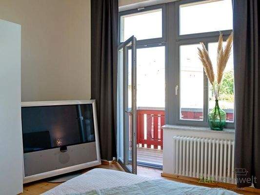 TV im großen Schlafzimmer