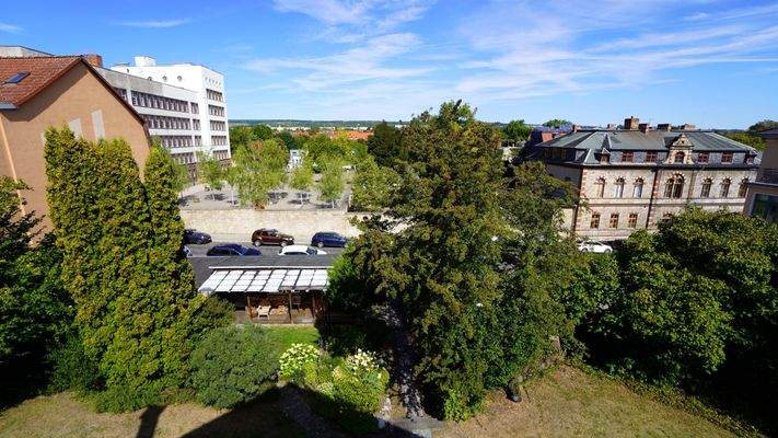 Dazu ein traumhafter Fernblick aus dem Dachgeschoss über die Kulturstadt bis hin zum Ettersberg