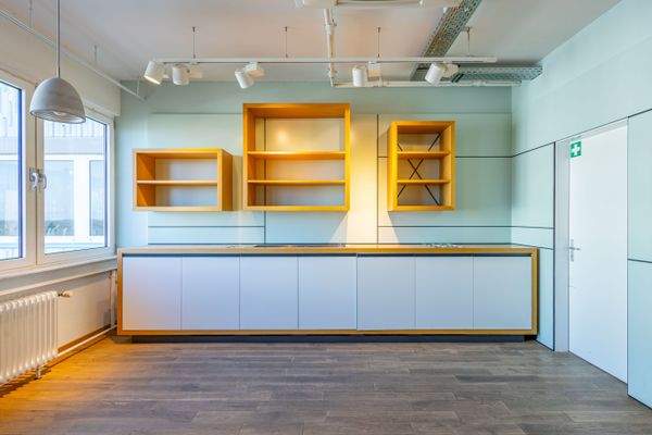 Küche mit Kühltheke &amp; Schränken