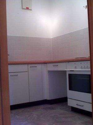 kleine abgeschlossene Küche mit Einbaukü