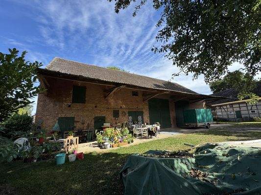 Ansicht zur Scheune mit Vorplatz