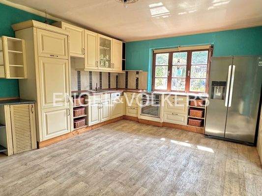 Geräumige und vollausgestattete Küche