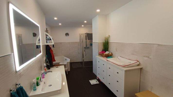 Bad mit Dusche und Wanne  im OG Teilansicht!