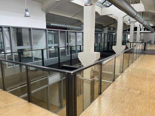 Eingezogene Besprechungsräume