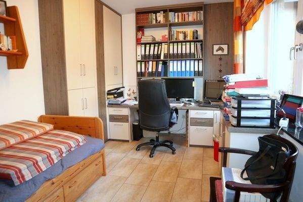 Kinderzimmer / Büro im Erdgeschoss